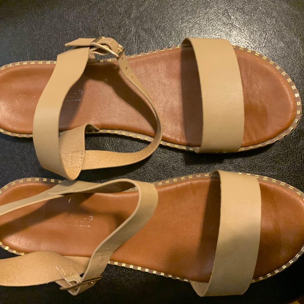 8.5 Taupe sandals with gold trim